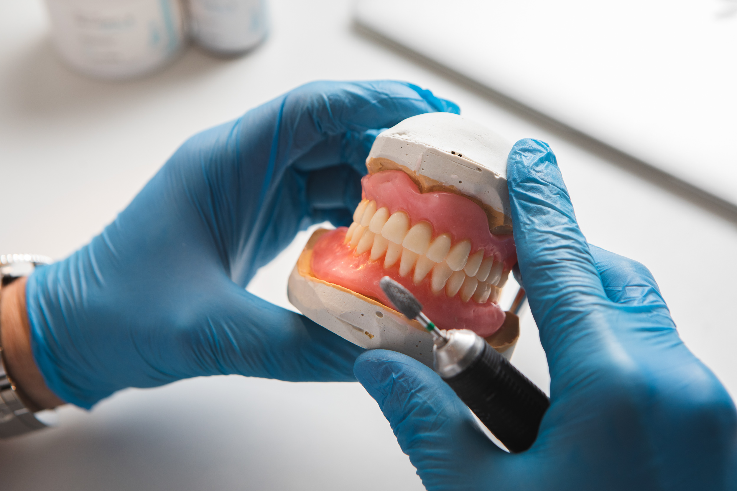 Protetyk precyzyjnie dopasowuje protezę